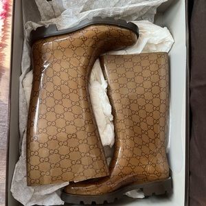 Gucci rainboots size 36 NEVER WORN. Duster included.